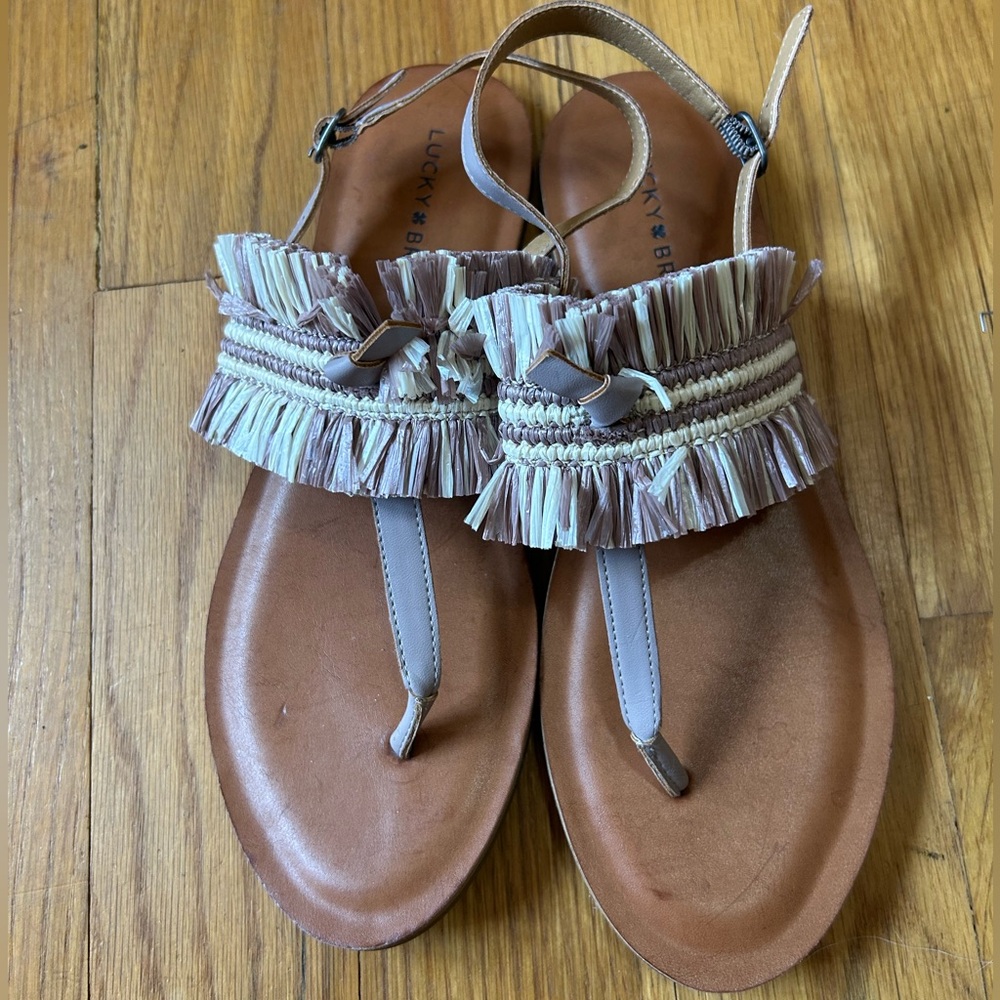 Lucky Brand Women’s Akerlie Flat Sandal size 10 straw like fringes to band mauve